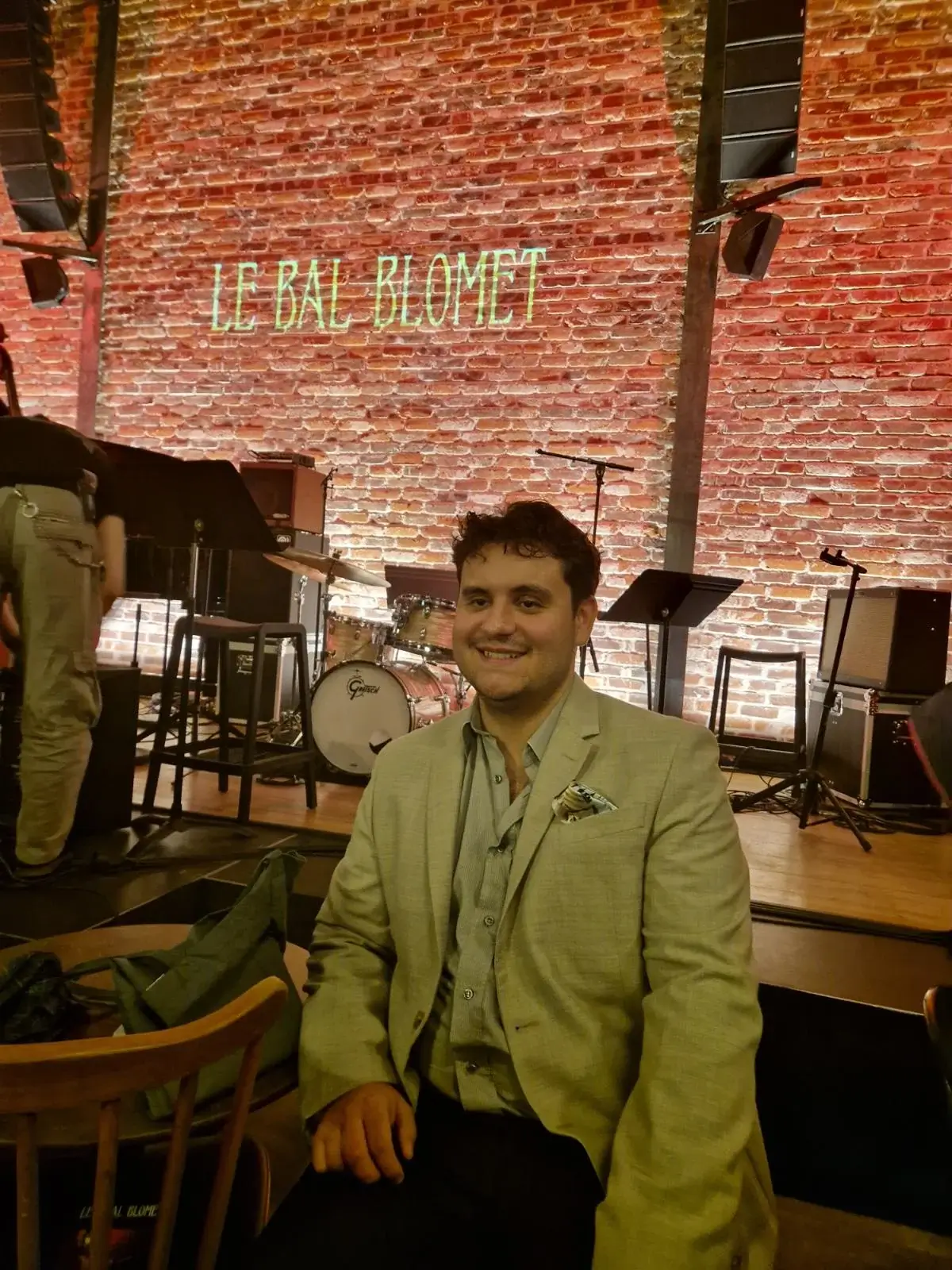 Maxime Guyot au Bal Blomet, devant la scène Maxime Guyot au Bal Blomet, devant la scène