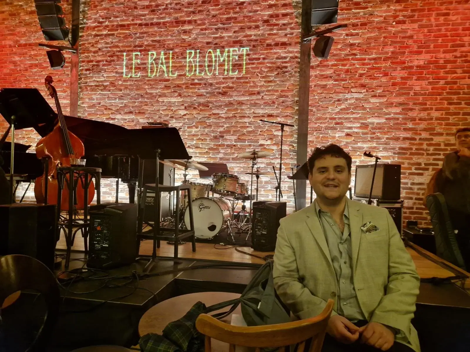 Maxime Guyot au Bal Blomet, devant la scène Maxime Guyot au Bal Blomet, devant la scène